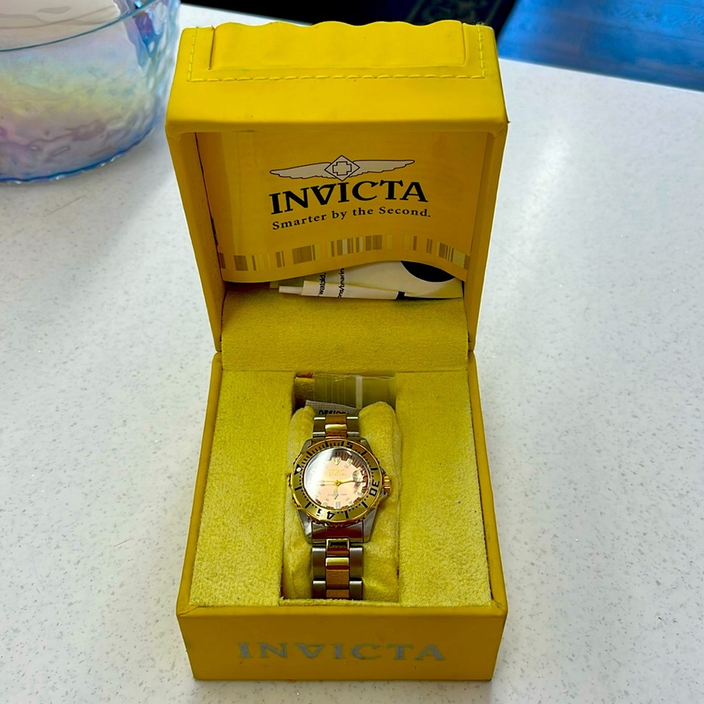 Never worn Invicta women’s diver watch!